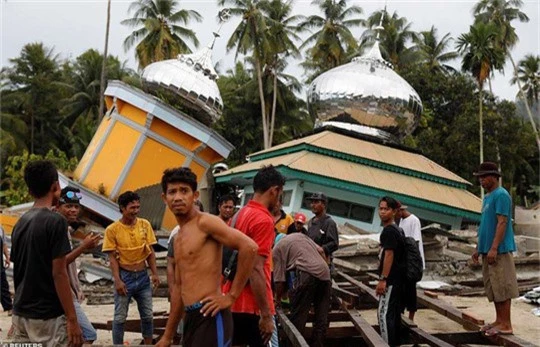 Sóng thần Indonesia: Cận cảnh đất hóa lỏng nhấn chìm cả làng - Ảnh 9.