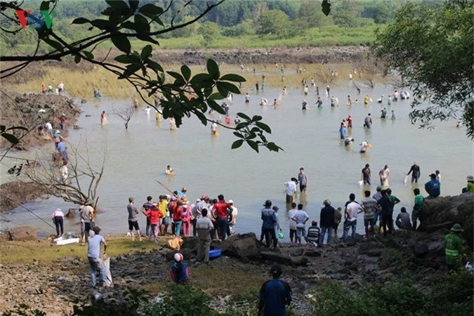 thuy dien tri an dong cua xa, dan do xo di bat ca "khung" hinh 3