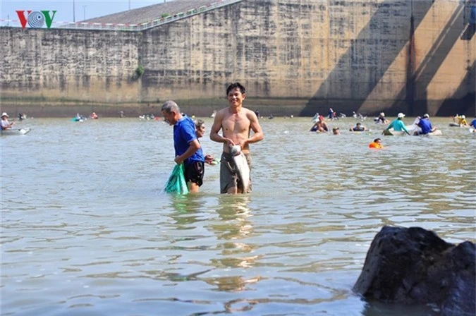 thuy dien tri an dong cua xa, dan do xo di bat ca "khung" hinh 6