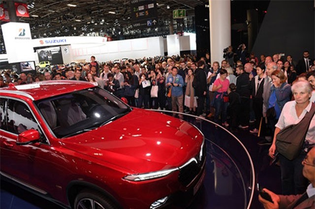 Gian hàng của VinFast tại Paris Motor Show quá tải dịp cuối tuần