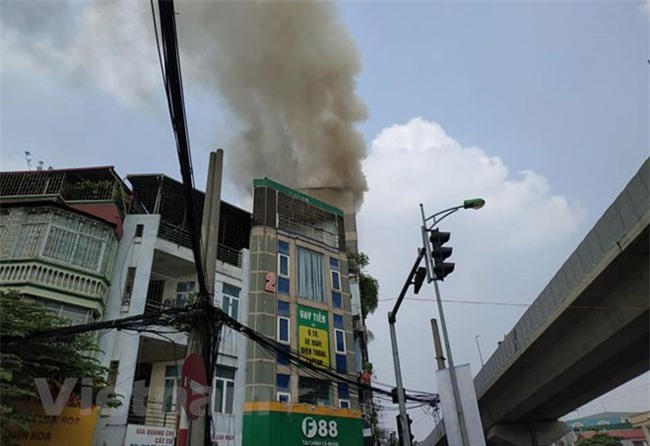 Hà Nội: Đang cháy quán karaoke trên phố Hào Nam