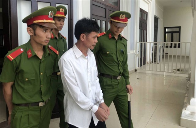 Bị hai con gái tát dập môi, cha rút dao đâm con trọng thương