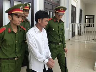 Bị hai con gái tát dập môi, cha rút dao đâm con trọng thương