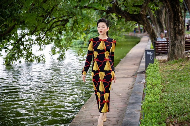 Bay show kiếm tiền tỷ, nhưng Lệ Quyên luôn làm điều này mỗi khi về Hà Nội