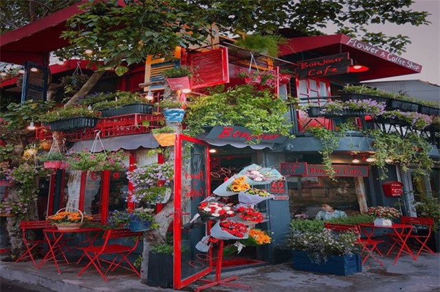 Cận cảnh quán cà phê hoa đẹp như 'cổ tích' ở Sài Gòn