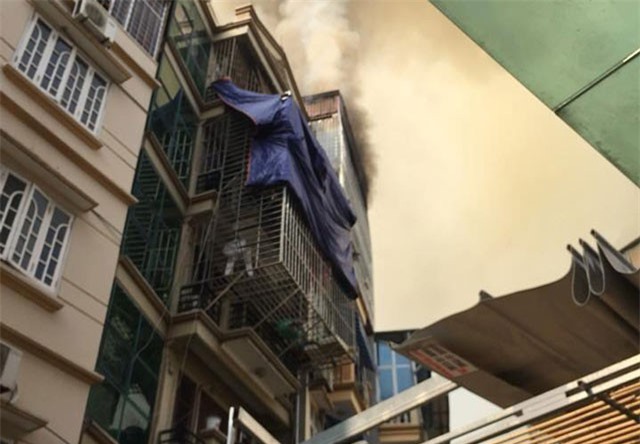 Chủ nhà đi vắng, ngôi nhà 6 tầng bốc cháy dữ dội sáng mùng 1