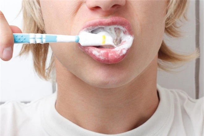 5 thói quen xấu khi đánh răng khiến hàm răng chẳng mấy mà hư hỏng - Ảnh 2.