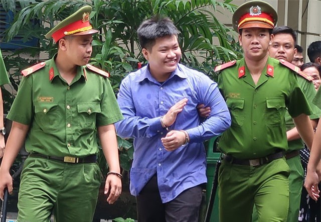 Thoát tội giết người, kẻ chém lìa tay đối thủ cười tươi khi rời tòa