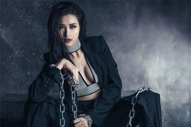 Đông Nhi lần đầu khoe ảnh không nội y gây sốt