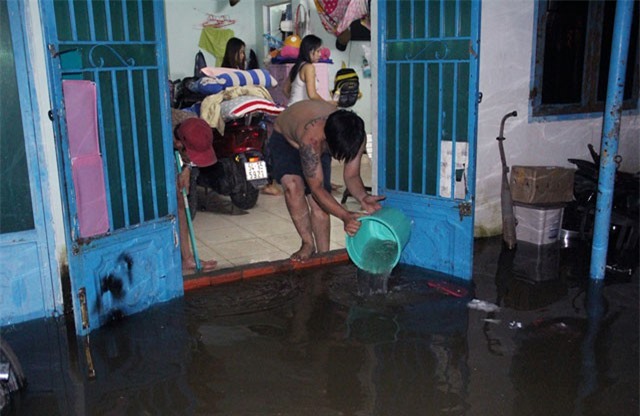 Người Sài Gòn mất ngủ, trắng đêm canh triều cường