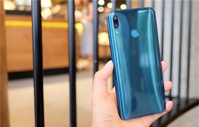 Anh thuc te Huawei Y9 2019 - smartphone 4 camera A.I, pin 4.000 mAh hinh anh 2