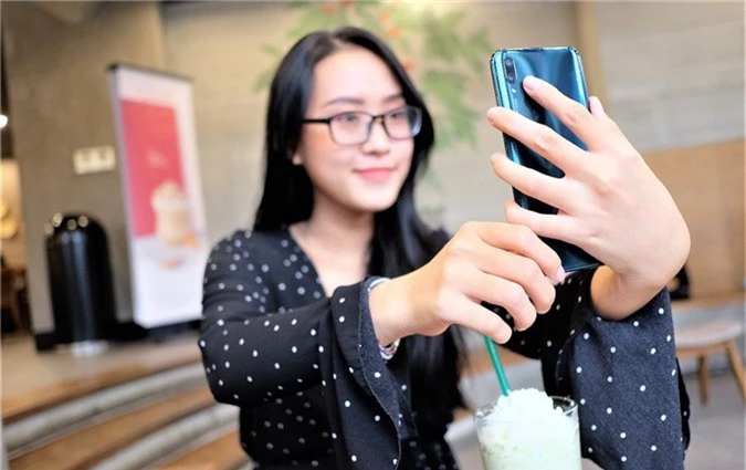 Anh thuc te Huawei Y9 2019 - smartphone 4 camera A.I, pin 4.000 mAh hinh anh 8