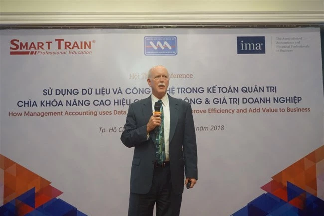 Ông Larry White, thành viên cấp cao Ban điều hành của IMA, chia sẻ tại hội thảo (ảnh: DM).