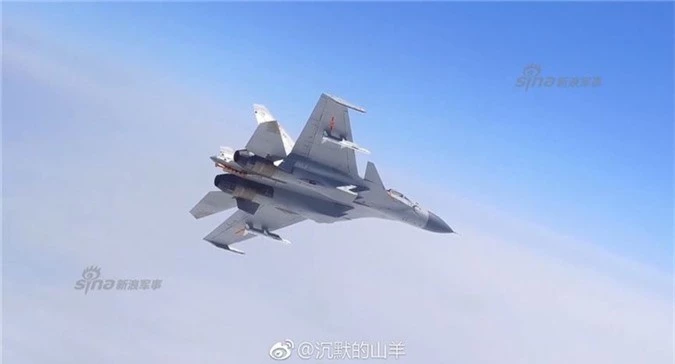 Lộ ảnh tiêm kích J-15 Trung Quốc khai hoả tên lửa không-đối-không PL12 - ảnh 1