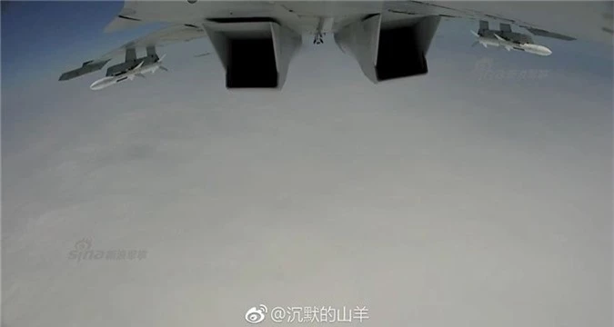 Lộ ảnh tiêm kích J-15 Trung Quốc khai hoả tên lửa không-đối-không PL12 - ảnh 2
