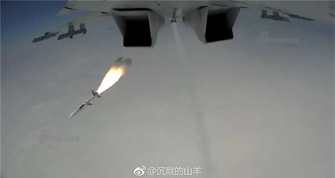 Lộ ảnh tiêm kích J-15 Trung Quốc khai hoả tên lửa không-đối-không PL12 - ảnh 3