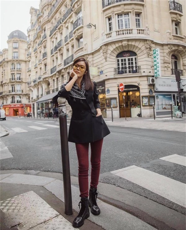 Phong cách mùa thu cho nàng công sở hiện đại với cách phối áo vest đen, jeans ống ôm tông đỏ rượu chat đi cùng bốt đen.