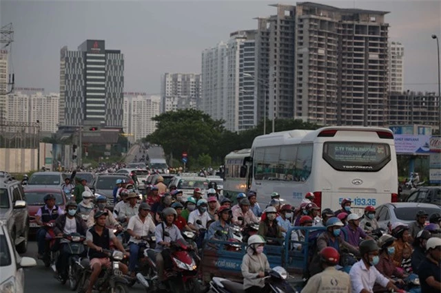 Kẹt xe đang là vấn nạn của TP.HCM. Ảnh: NGỌC DƯƠNG