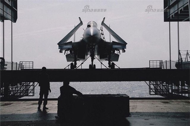 Lộ ảnh tiêm kích J-15 Trung Quốc khai hoả tên lửa không-đối-không PL12