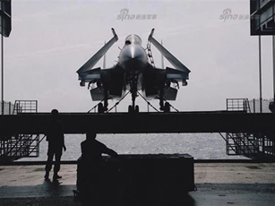 Lộ ảnh tiêm kích J-15 Trung Quốc khai hoả tên lửa không-đối-không PL12