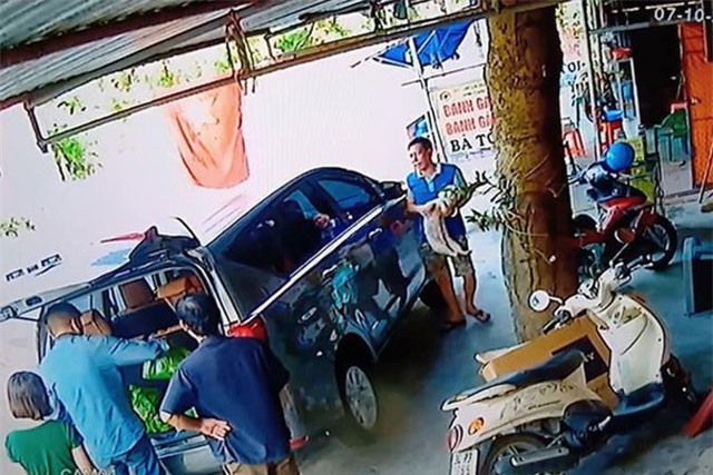Ngồi ô tô đắt tiền đi mua bánh gai, tiện tay trộm luôn chó của chủ quán