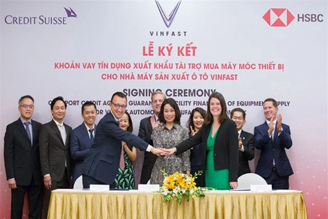 Lãnh đạo Credit Suisse - VinFast - HSBC ký kết khoản vay tín dụng tài trợ cho VinFast Lãnh đạo Credit Suisse - VinFast - HSBC ký kết khoản vay tín dụng tài trợ cho VinFast. Ảnh:CTV.