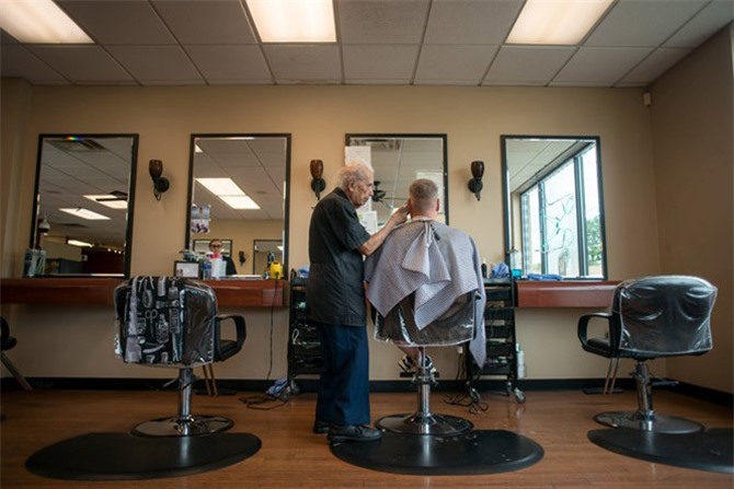 Thợ hớt tóc già nhất thế giới