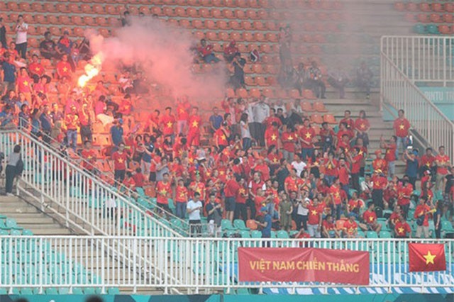 CĐV quá khích đốt pháo sáng khiến VFF “bay” gần 300 triệu đồng