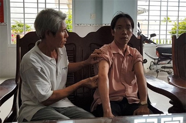 Ông Nguyễn Gia Truyền (áo nâu) kể lại diễn biến vụ cướp. Ảnh: Đức Huy. Ông Nguyễn Gia Truyền (áo nâu) kể lại diễn biến vụ cướp. Ảnh: Đức Huy.