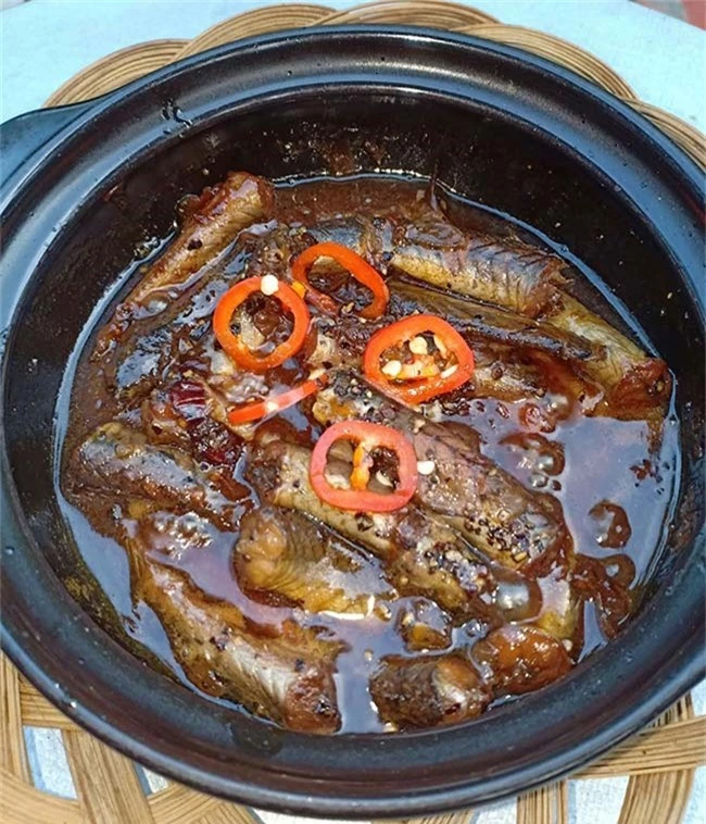 Cá kèo kho tiêu đậm đà, ngửi mùi từ xa đã nuốt nước miếng - 1