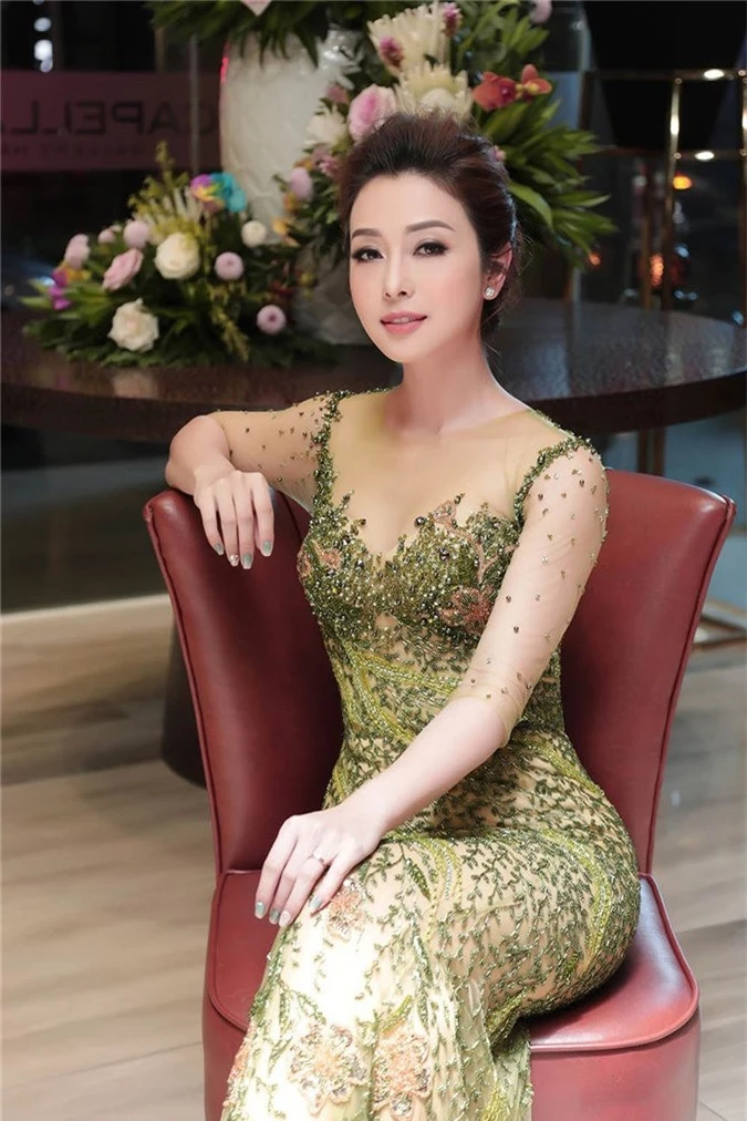 Jennifer Phạm mặc xuyên thấu, tình tứ cùng ông xã doanh nhân ở event - ảnh 4