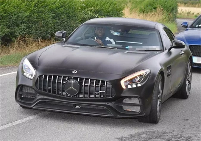 Trở về sau World Cup 2018, hồi tháng 8, Lukaku bị bắt gặp lái chiếc Mercedes-Benz AMG-GTR Coupe trị giá 140.000 bảng màu đen đến sân tập cùng MU.