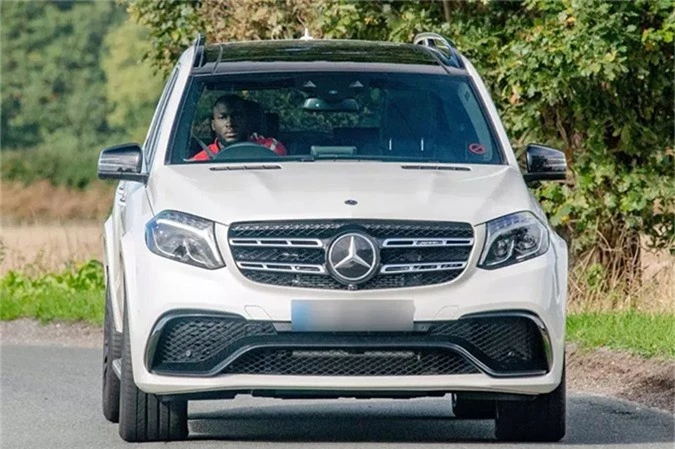 Vài tuần sau, giới săn ảnh lại thấy Lukaku tới khách sạn The Lowry ở Manchester với chiếc Mercedes-Benz AMG GLS 63 trị giá 115.000 bảng màu trắng. Chiếc SUV này nặng gần ba tấn, có tốc độ tối đa 270km/h.