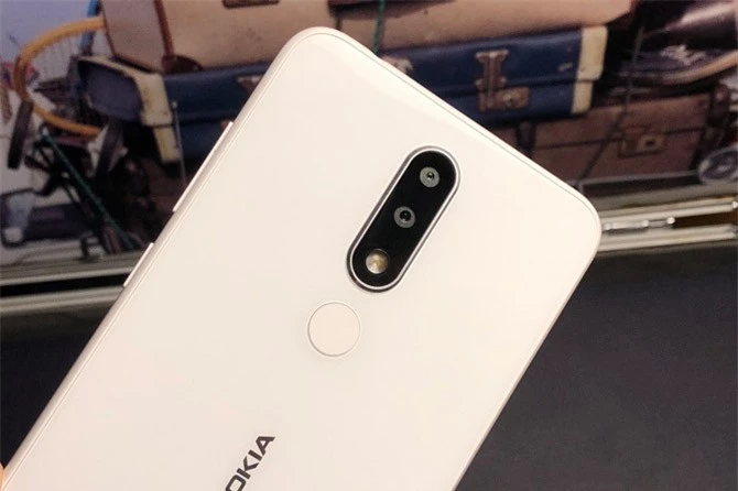 Bộ đôi camera sau của Nokia 5.1 Plus có độ phân giải 13 MP, khẩu độ f/2.0 (cảm biến chính, lấy nét theo pha) và 5 MP (cảm biến phụ). Hai máy ảnh này được trang bị đèn flash LED kép, tích hợp AI, chụp ảnh chân dung, quay video Full HD. 