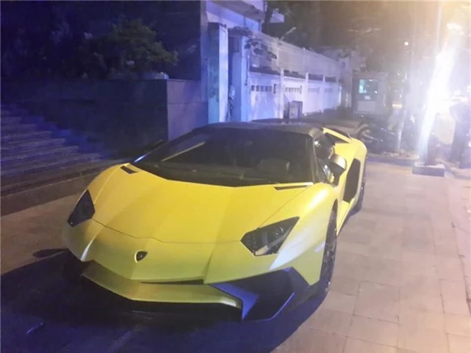 Siêu xe Lamborghini Aventador SV mui trần độc nhất Việt Nam tái xuất lúc nửa đêm