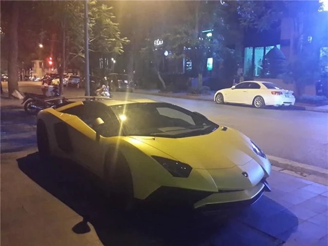 Siêu xe Lamborghini Aventador SV mui trần độc nhất Việt Nam tái xuất lúc nửa đêm