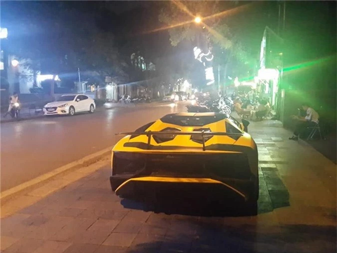 Siêu xe Lamborghini Aventador SV mui trần độc nhất Việt Nam tái xuất lúc nửa đêm