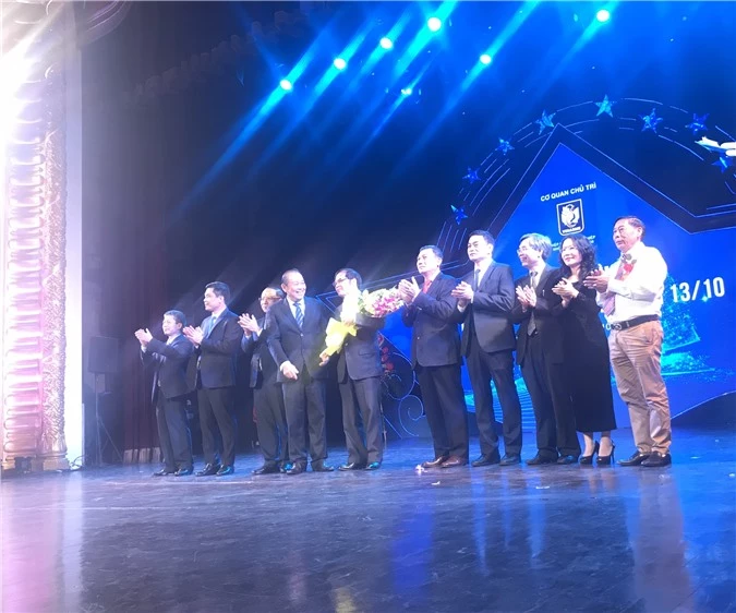 Ảnh: Phó Thủ tướng Thường trực Chính phủ Trương Hòa Bình tặng hoa chúc mừng Hiệp hội Doanh nghiệp nhỏ và vừa Việt Nam. Ảnh: Ánh Tuyết.