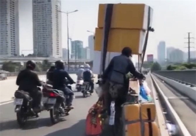 Clip: Hoảng hồn cảnh người đàn ông chạy xích lô chở đồ ‘cao như núi’