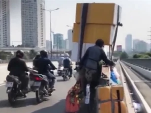 Clip: Hoảng hồn cảnh người đàn ông chạy xích lô chở đồ ‘cao như núi’