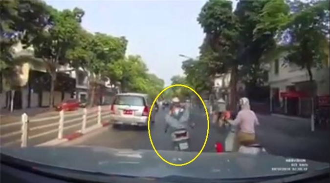 Clip: 'Thót tim' với cú va chạm của ôtô và 'Ninja đường phố'