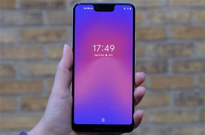 Google Pixel 3 XL sử dụng tấm nền màn hình OLED kích thước 6,3 inch, độ phân giải 2K Plus (2.960x1.440 pixel), mật độ điểm ảnh 523 ppi, chia theo tỷ lệ 18,5:9, tích hợp công nghệ HDR, hỗ trợ dải màu DCI-P3. 