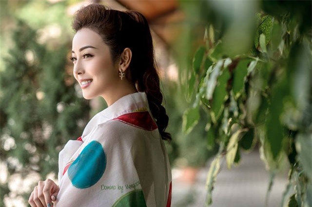 Jennifer Phạm lại "gây thương nhớ" nhờ váy xuyên thấu mỏng như sương