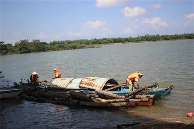 Lực lượng CSGT đường thủy đưa số gỗ lậu trên vào bờ