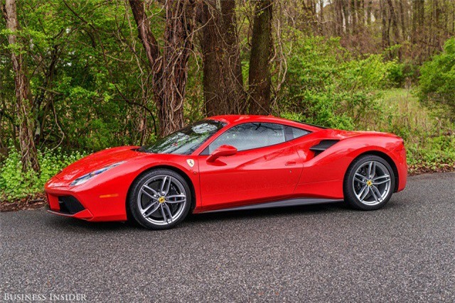 Đưa con tới trường bằng siêu xe Ferrari, ông bố trẻ nhận "quả đắng"