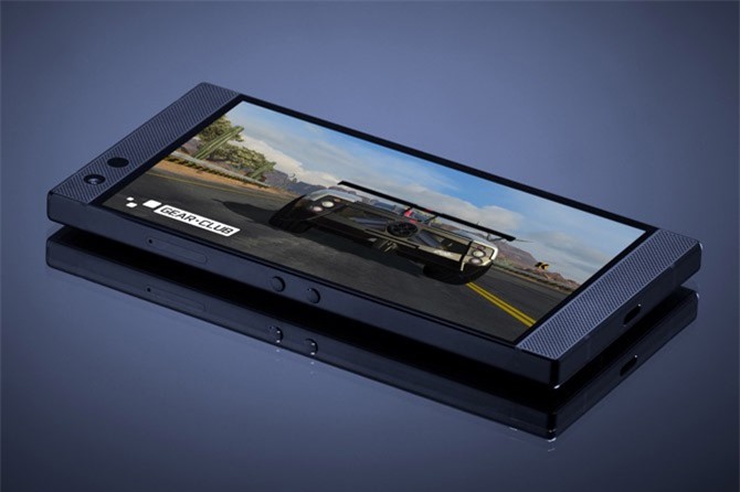 Clip trên tay Razer Phone 2: Chip S845, RAM 8 GB, chống nước