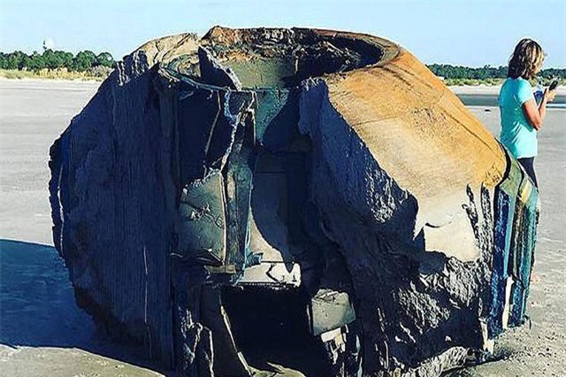 Phát hiện một phần UFO của người ngoài hành tinh ở bãi biển Mỹ?