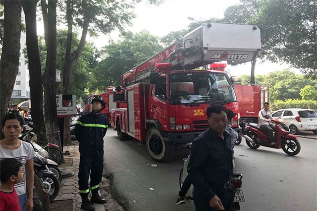 Cháy tại tầng 31 chung cư HH Linh Đàm, cư dân hoảng loạn tháo chạy xuống dưới