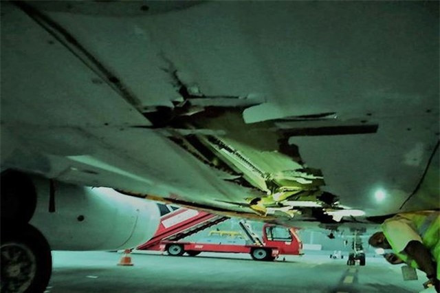 Máy bay chở 136 hành khách đâm trúng tường vẫn vô tư cất cánh