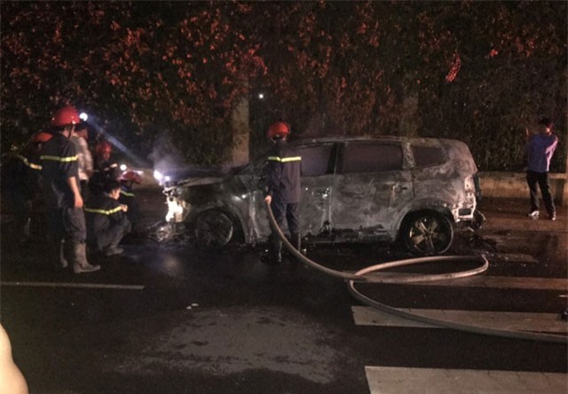 Nữ giám đốc bàng hoàng vì ô tô nghi bị đốt cháy giữa đêm